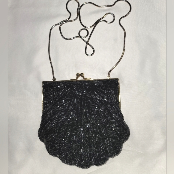 Parisian Signature beaded shell shaped evening bag - Picture 7 of 8